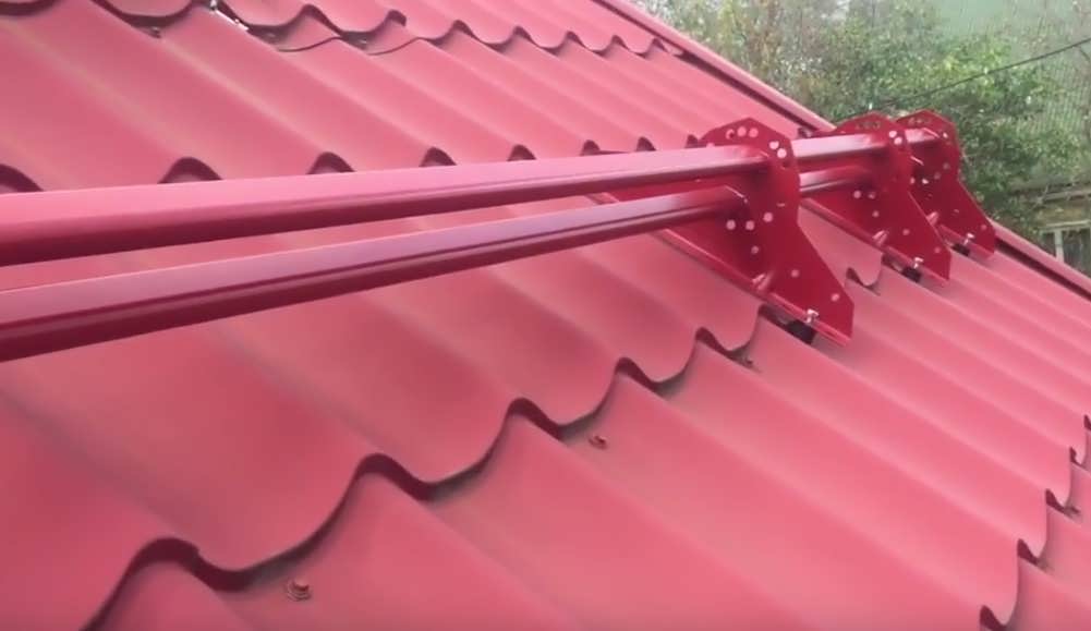 Монтаж снегозадержателей на крышу из профлиста
